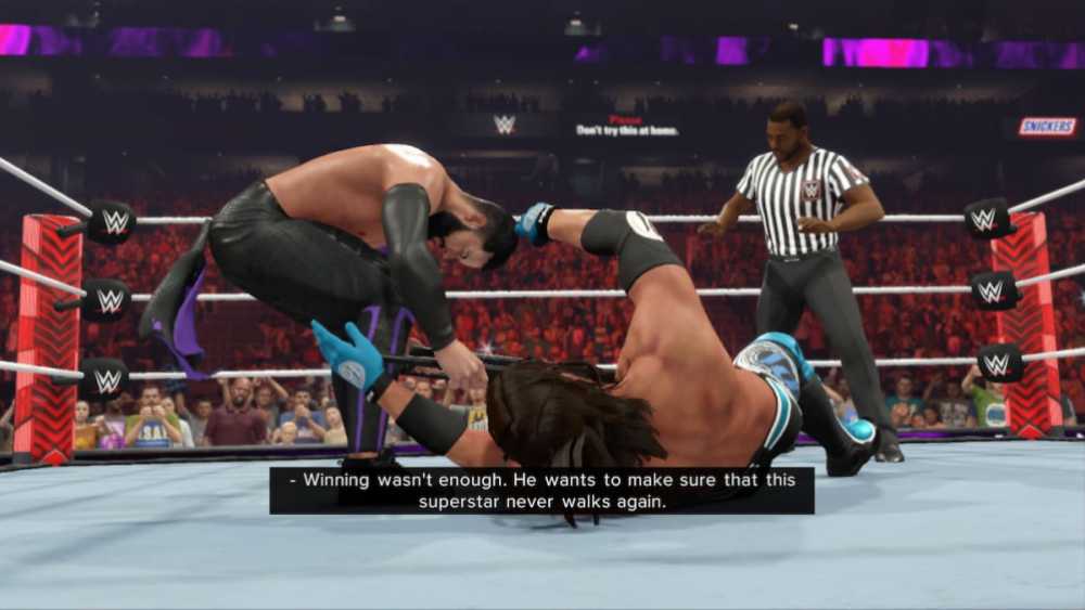 Finn Balor ataca e fere a perna de AJ Styles no modo WWE 2K23 Universe